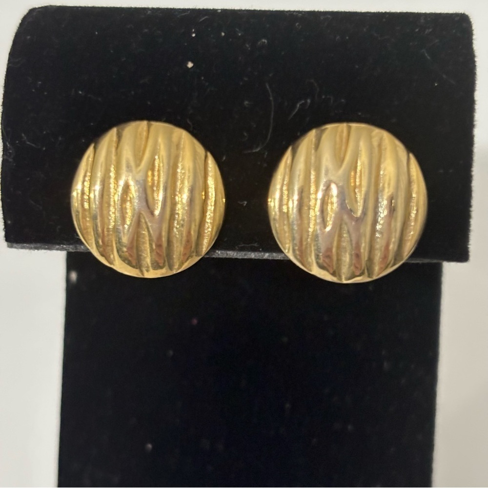 Gold tone wavy design clip on earrings.75”